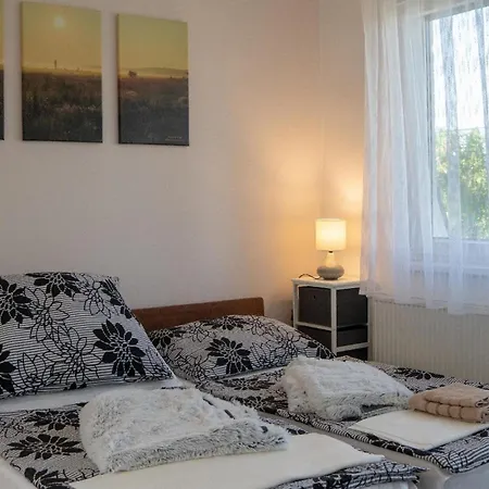 Doppelhaushaelfte Fuer Sechs Personen Mit Garten Holiday home