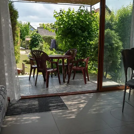 Doppelhaushaelfte Fuer Sechs Personen Mit Garten Nyaraló