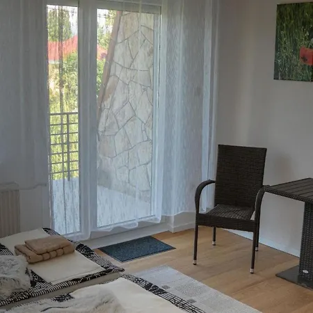 Doppelhaushaelfte Fuer Sechs Personen Mit Garten Nyaraló