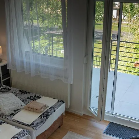Nyaraló Doppelhaushaelfte Fuer Sechs Personen Mit Garten Szántód